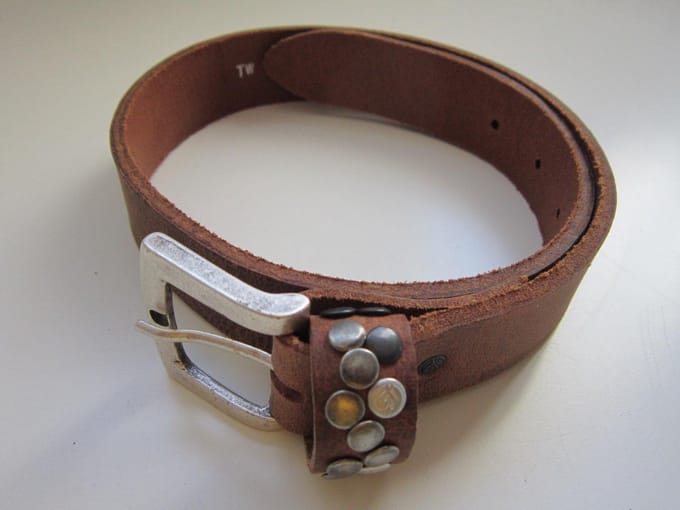 Lederen riem - leren kinderriem - midden-bruin - met studs - 65 cm
