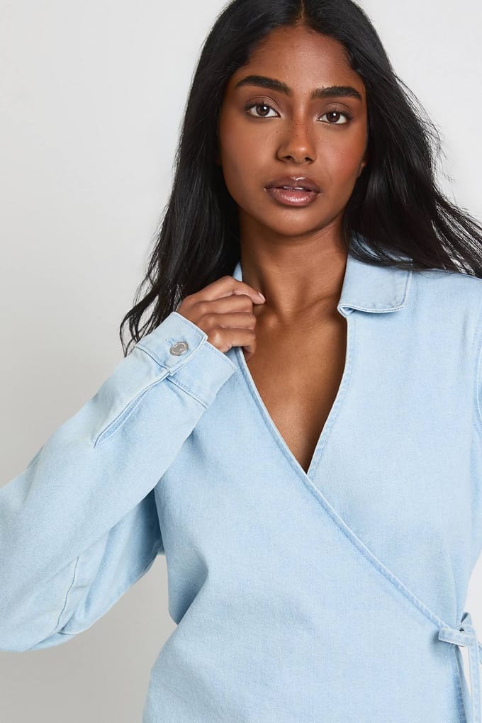 boohoo Dames Denim Wikkel Jurk | Gebleekt | Maat: 44