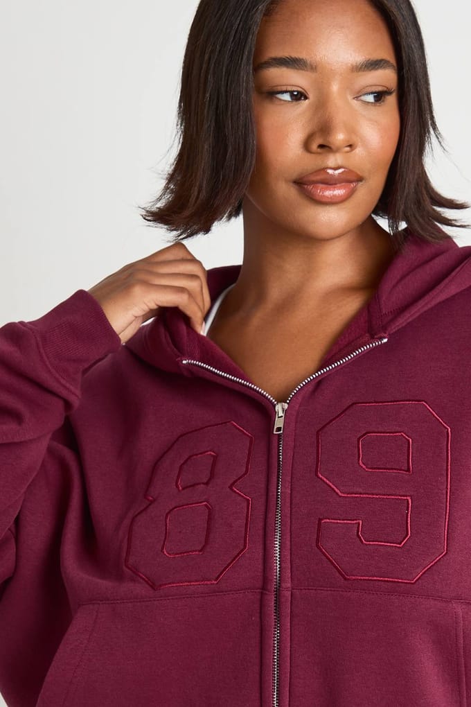 boohoo Dames Plus Applique 89 Zip Through Hoodie Trainingspak | Kersen | Maat: 48
