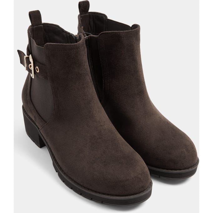 Yours Chocoladebruine Enkellaarsjes Van Imitatie Suède Met Gesp En Stretch In Brede Epasvorm.Size 42E