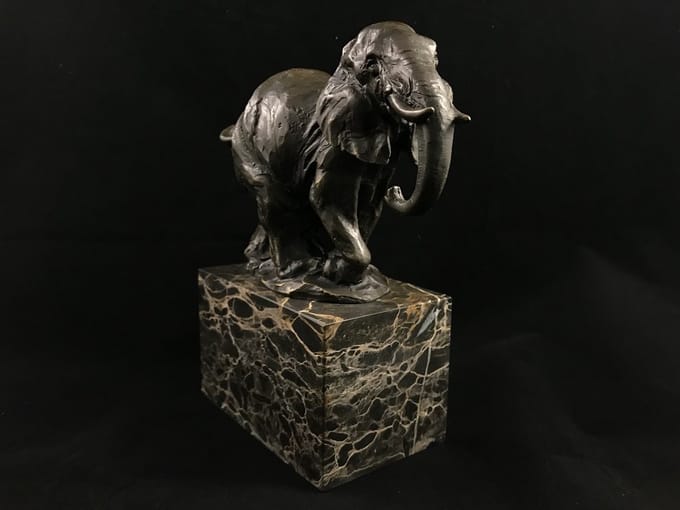 Een beeld van een olifant, bronzen beeld, prachtige olifant vervaardigd uit brons