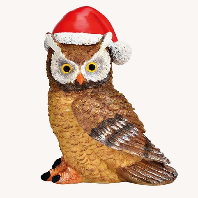 Klein beeldje bruine uil met rode kerstmuts