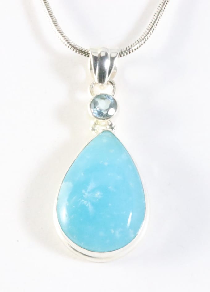 Zilveren hanger met smithsoniet en blauwe topaas aan ketting