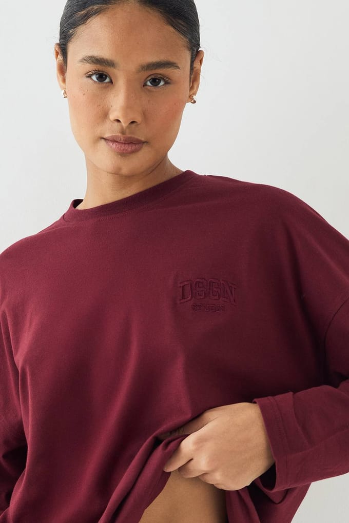 Dames DSGN Studio Collegiate Lange Mouwen T-Shirt | Bordeaux Rood | Maat: XS