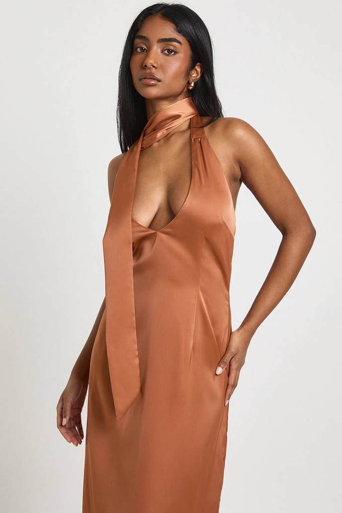boohoo Dames Satijnen Diepe Hals Maxi Jurk Met Nekstrik | Roest | Maat: 42