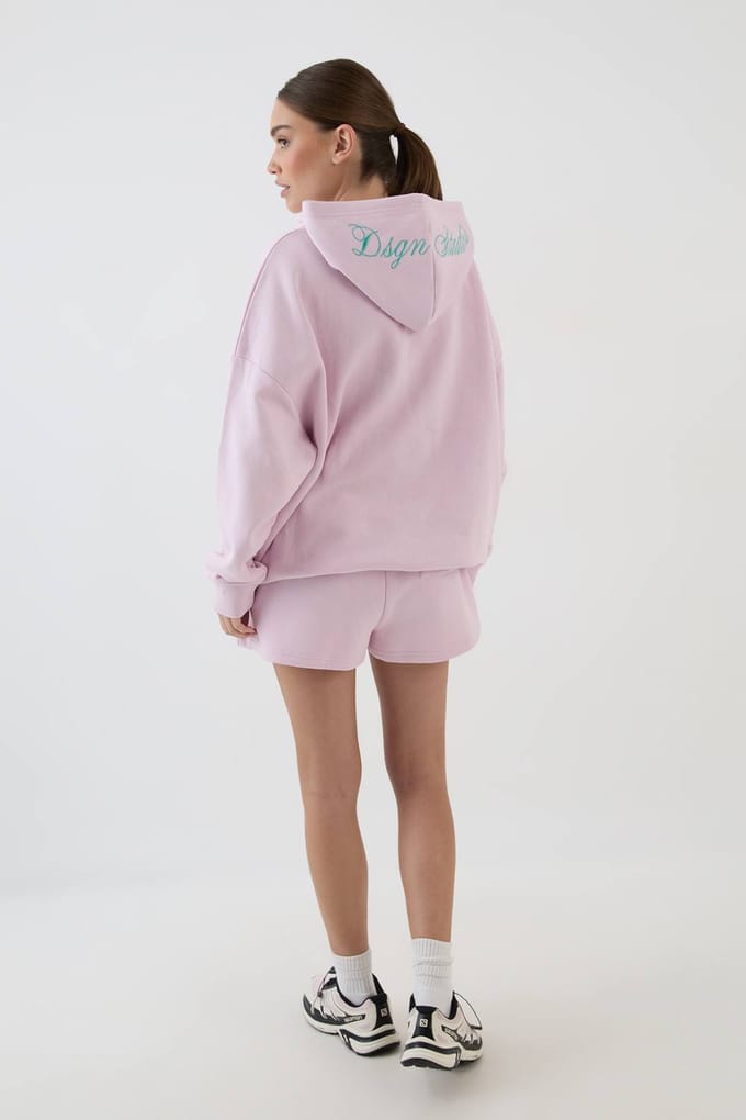 Dames Dsgn Studio Geborduurd Hoodie En Short Trainingspak Met Script | Light Pink | Maat: 3XL