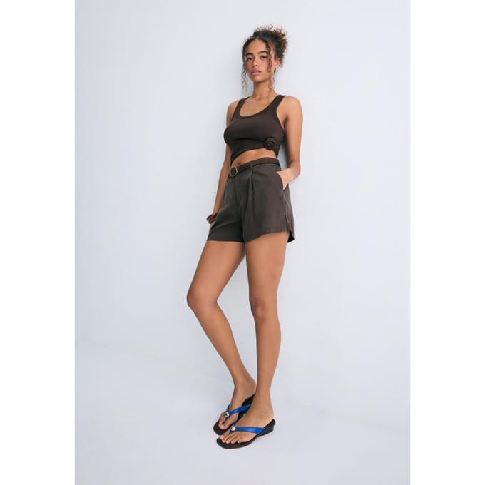 Stradivarius Soepelvallende short met riem  Bruin 32
