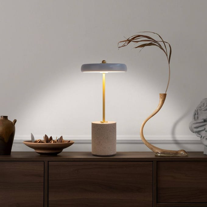 Näve LED tafellamp Seta, accu, cement, kap grijs