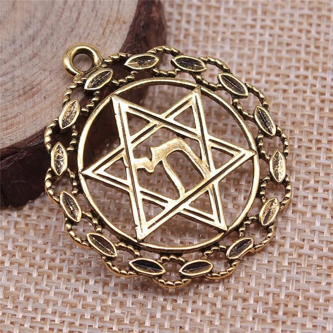 Ketting met hanger Davidster en Chai inleg goudkleur.