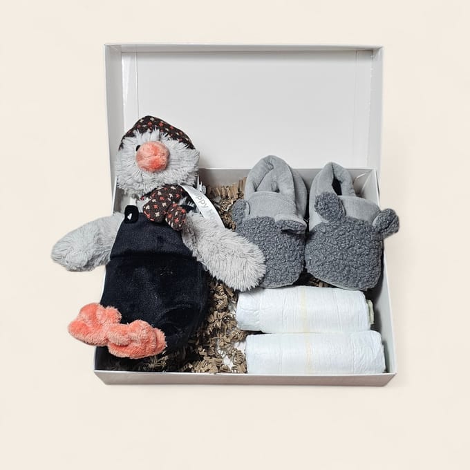 Luxe kraamcadeau – met luiers, Apollo slofjes en Pinguïn Polar knuffel
