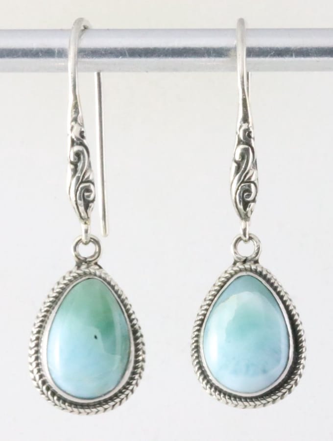 Traditionele bewerkte zilveren oorbellen met larimar