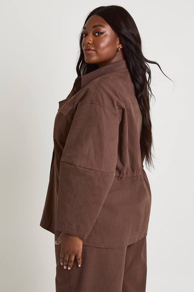 boohoo Dames Plus Twill Overhemd Met Kraag En Getailleerde Taille | Chocoladebruin | Maat: 46