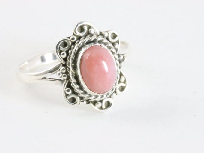 Fijne bewerkte zilveren ring met roze opaal - maat 16