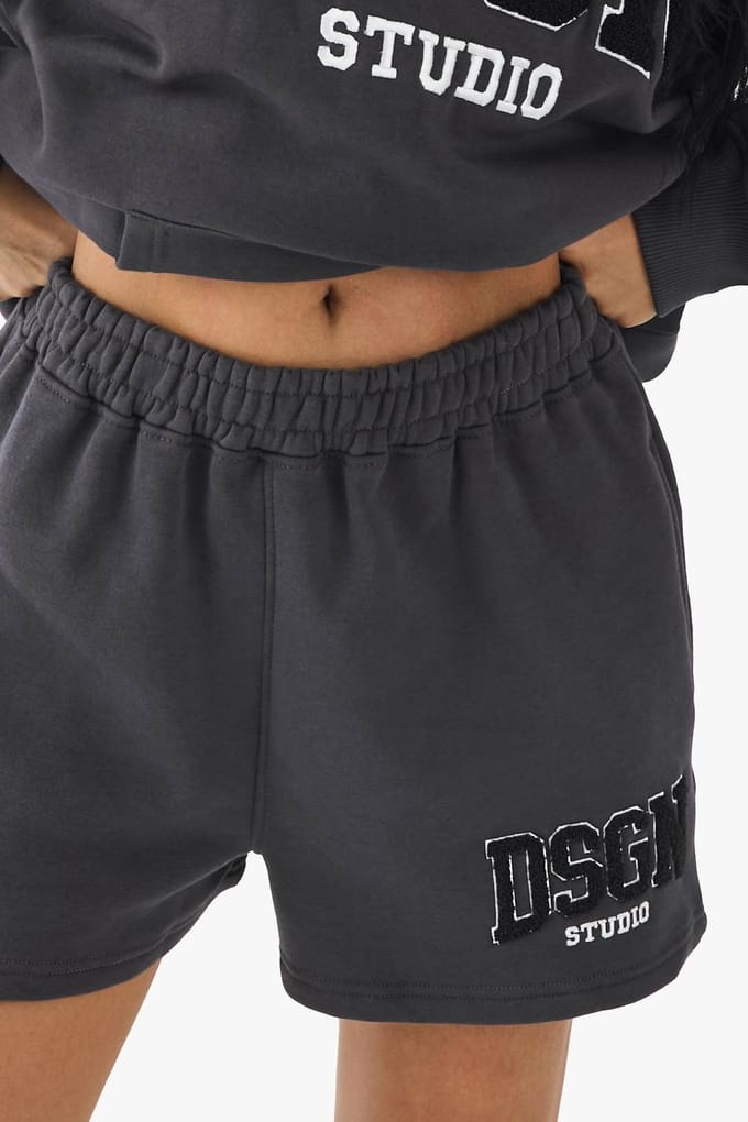 Dames Dsgn Studio Handdoekstof Applique Sweat Short | Houtskool | Maat: XS