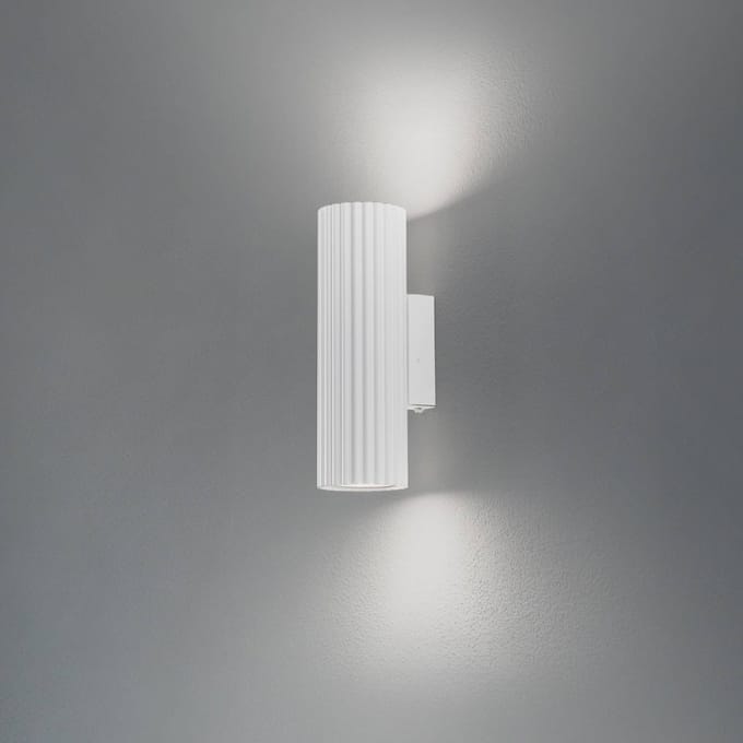 Wandlamp KARBON 20 met 2 lichtbronnen in een geribbelde buis - Sollux Lighting - IP20 - Wit aluminium behuizing - 6.5 x 8.5 x 20 cm - 2 x GU10 LED, exclusief lichtbron - 2 x 10 W - Minimalistische wandlamp voor slaapkamer, woonkamer en gang
