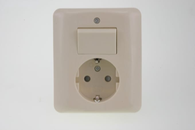 Uni Inbouw Combinatie - Stopcontact en Schakelaar - Wissel - Randaarde - Crème