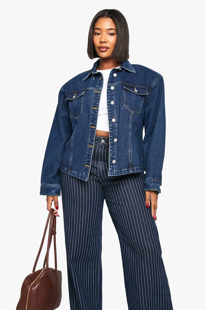boohoo Dames Plus Denimjasje met schouderpaddetail | Indigo | Maat: 16