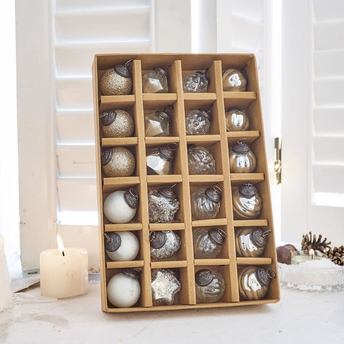 LOBERON Kerstversiering set van 24 Sanary zilverkleurig