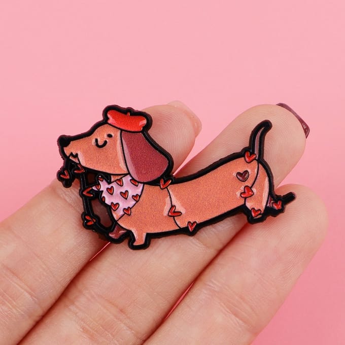 Pin teckel met hartjes, hond, huisdier, broche, enamel pin, kledingspeld