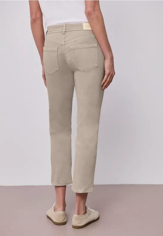 Mid Waist straight leg jeans in Slim Fit