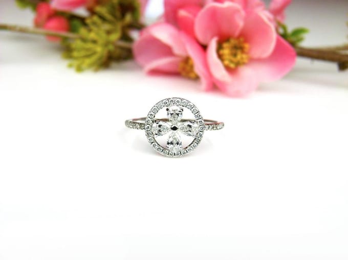 Wit gouden ring gezet met diamant