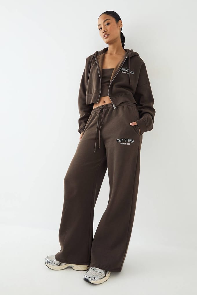 Dames DSGN Studio Applique 3-delige Tracksuit | Espresso | Maat: Medium