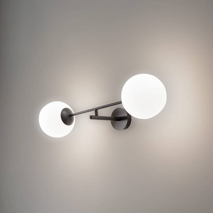 Emibig Hedensted wandlamp met 2 wit ronde glazen bollen E14 - Creëer een sfeervolle ambiance in uw ruimte