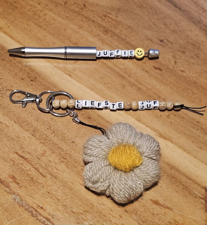 Set van sleutelhanger en pen juf cadeau set afscheidscadeau model 02