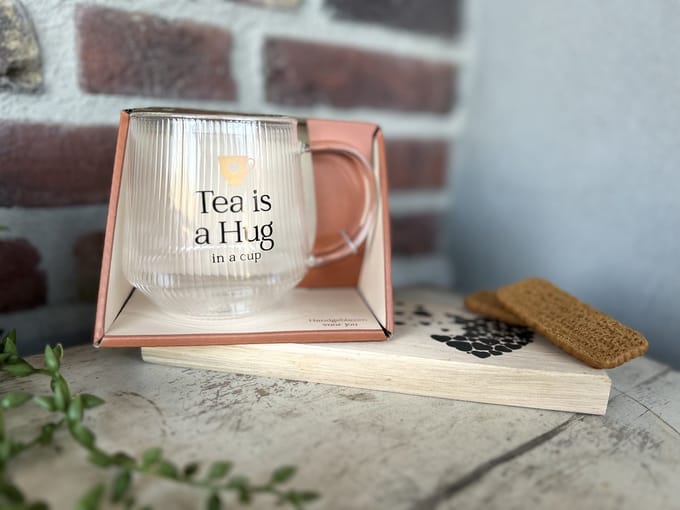 Creaties van Hier - Cadeaupakket Theeglas met Plankje - Tea is a hug - Glas - Hout - Moederdag