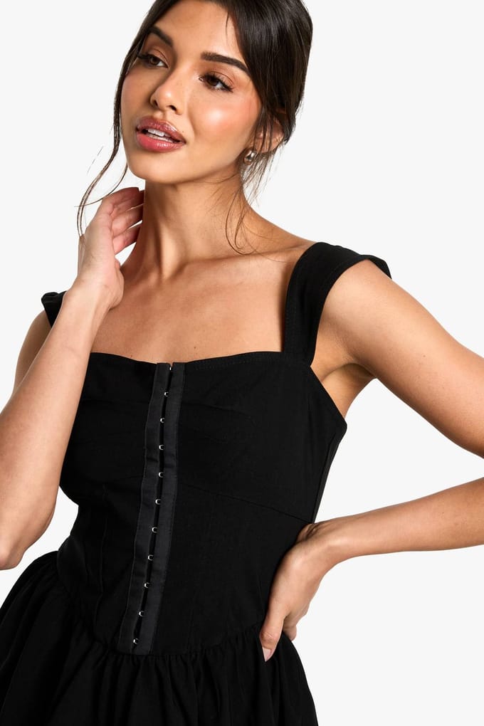 boohoo Dames Hook & Eye Detail Strappy Mini Jurk | Black | Maat: 10