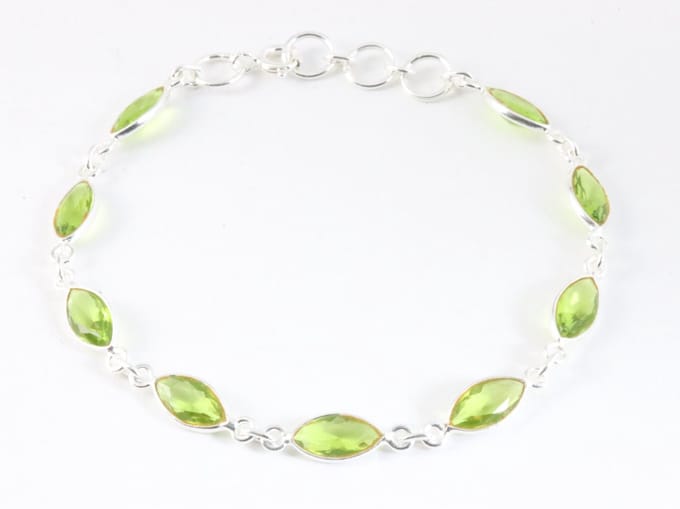 Fijne zilveren armband met peridoot