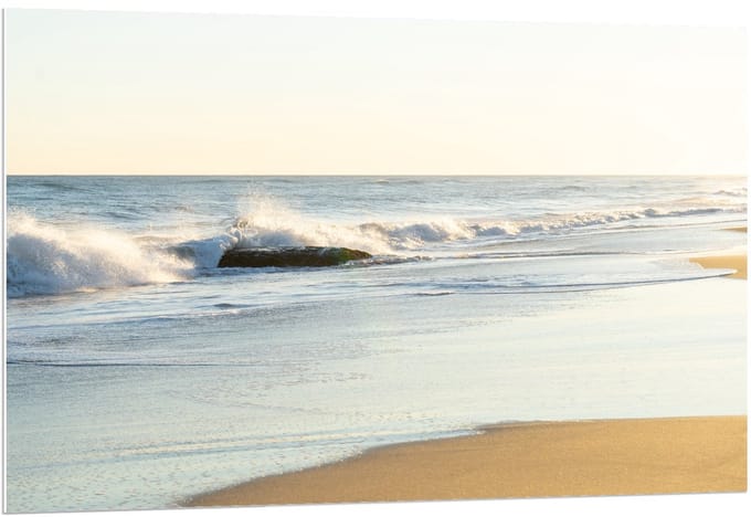 Forex - Golven op het Strand - 120x80cm Foto op Forex