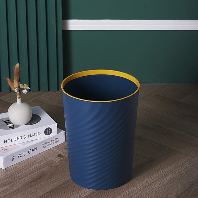 Minimalistische witte plastic prullenbak van 8 liter.