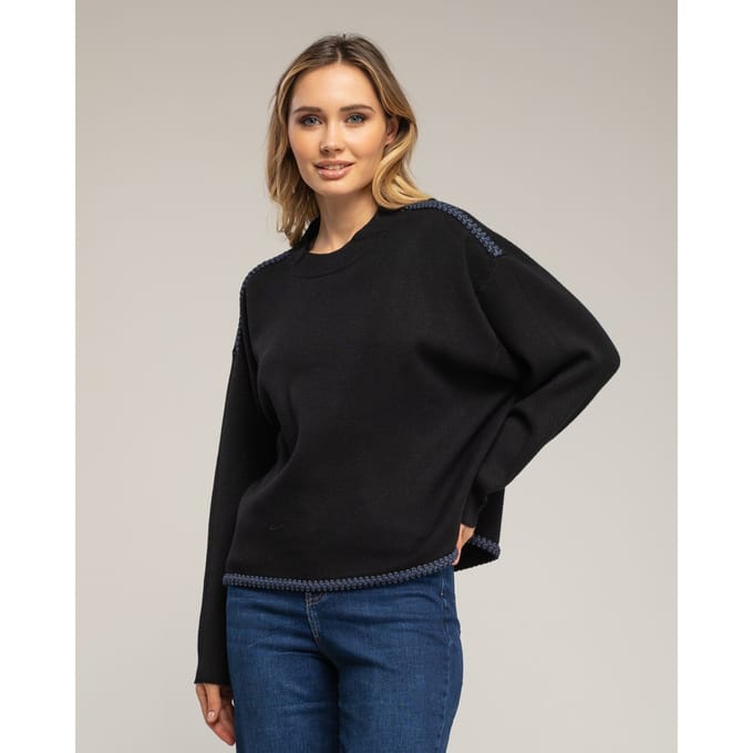 Oversized gebreide trui met stikseldetails aan de zoom en op de schouders.