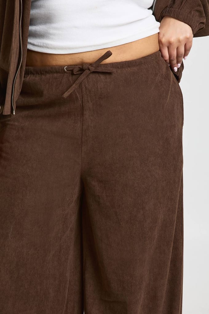 boohoo Dames Plus Corduroy Wijde Pijpen Broek | Chocoladebruin | Maat: 44