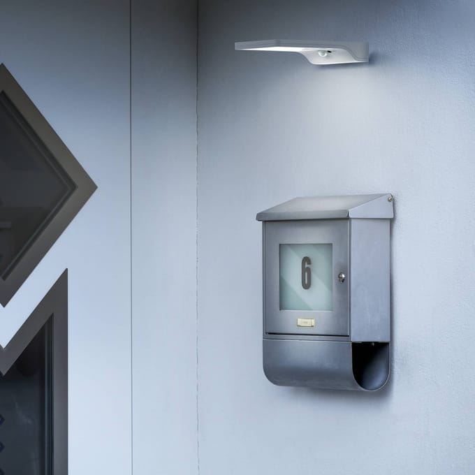 OSRAM Door LED-solarlamp wit, IP44, met bewegingssensor, koel wit licht (4000 K), op zonne-energie, voor buitenruimtes