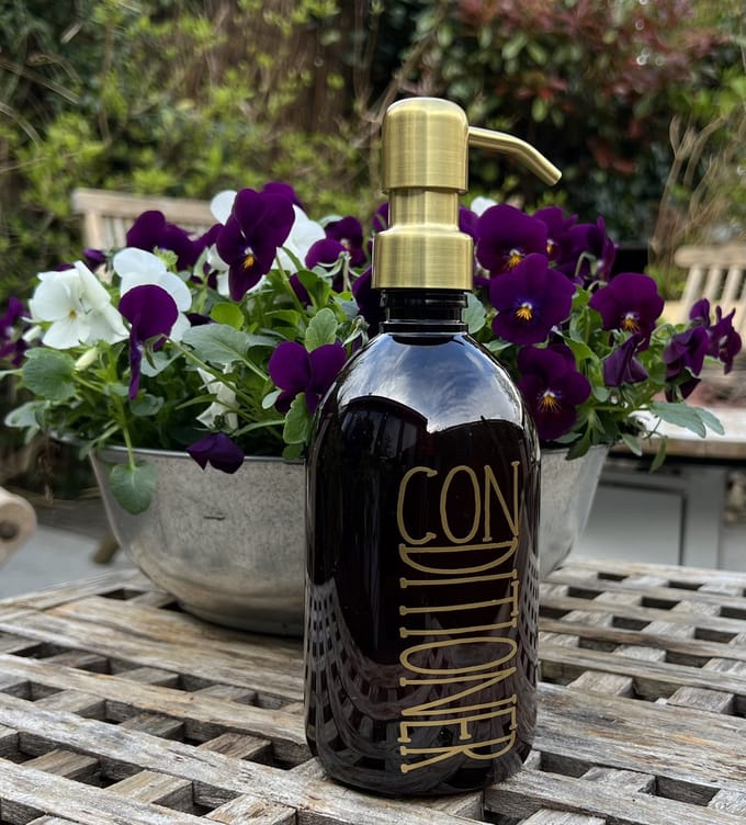 BBBLS® Design Dispenser "Conditioner" | Bruin Kunststof | 500ml | RVS / Metaal Pomp Goud | Zeeppomp | Zeepdispenser | Zeephouder