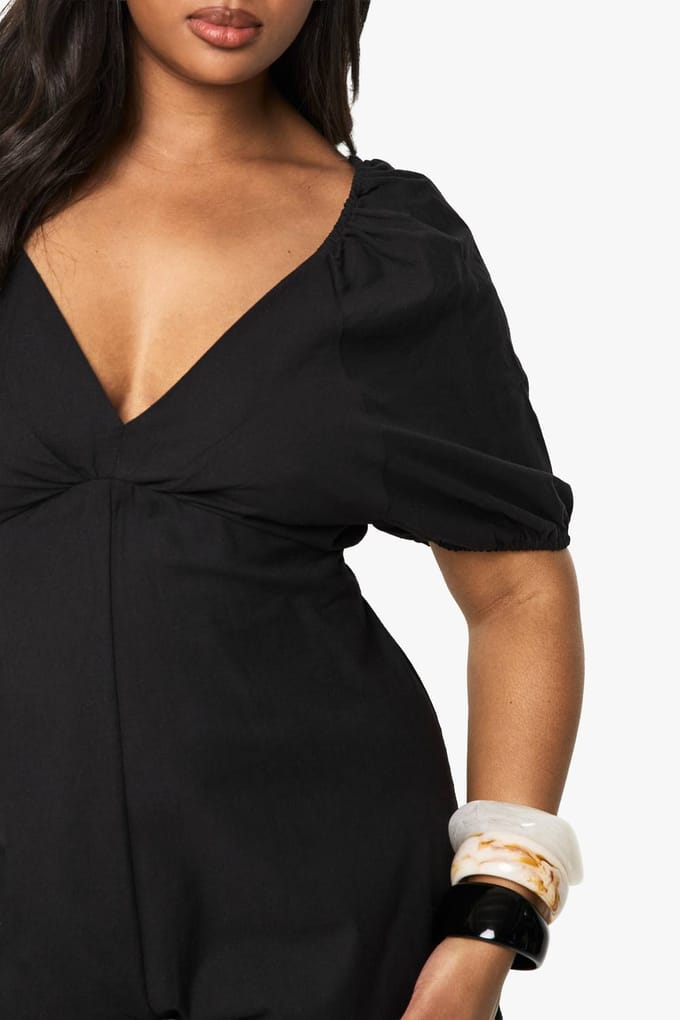 boohoo Dames Plus Linnenlook Strik Zwarte Pofmouw Playsuit | Black | Maat: 28