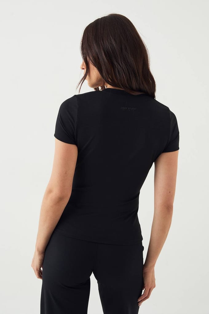 Dames DSGN Studio Ultra Sculpt V-hals Korte Mouw Top | Zwart | Maat: Large