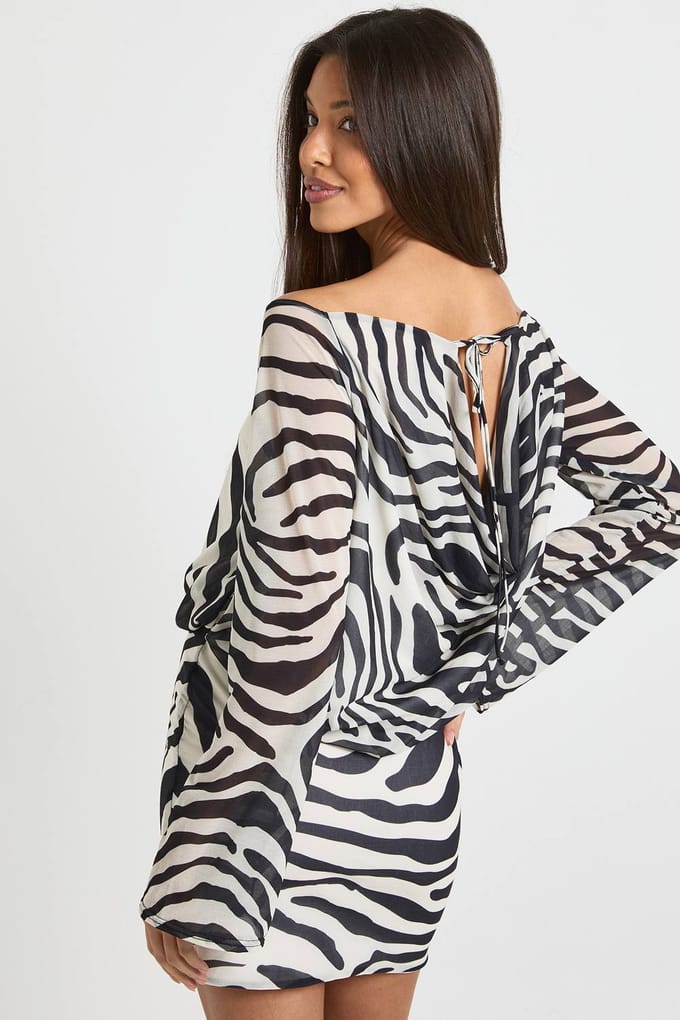 boohoo Dames Zebra-geprinte mini-jurk met lange mouwen en draperende rug | Black | Maat: 12