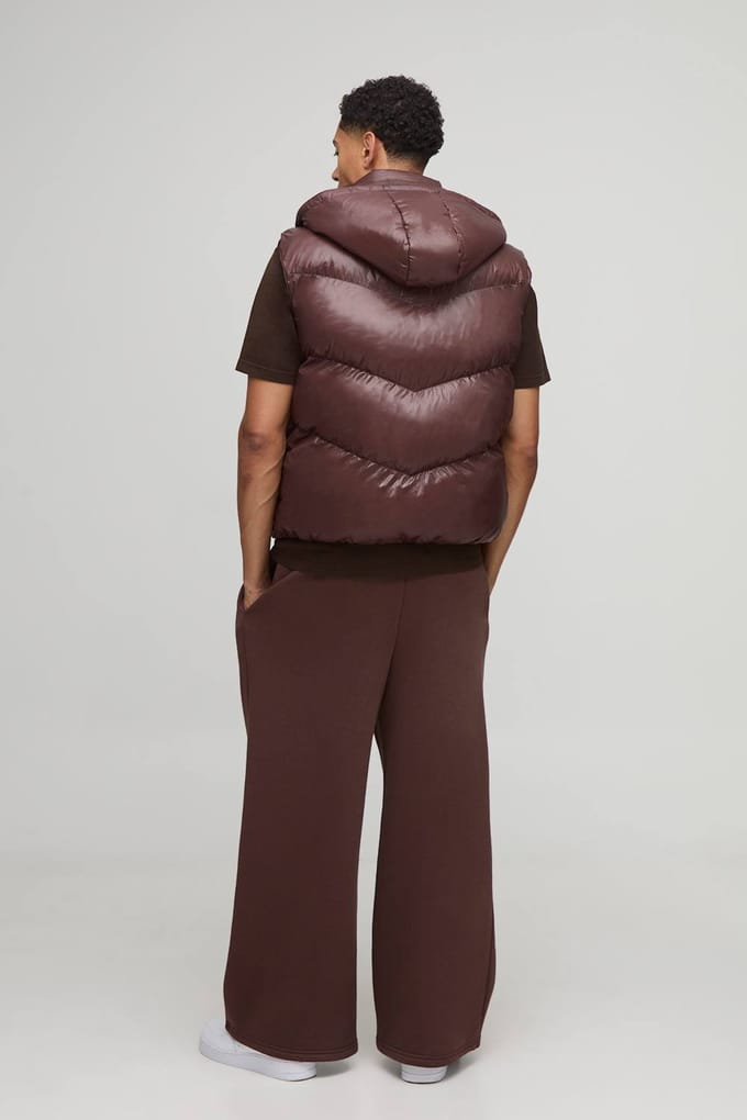 Normale pasvorm glanzend gepaneleerd capuchon met trechter puffer gilet | Chocolate | Size Medium
