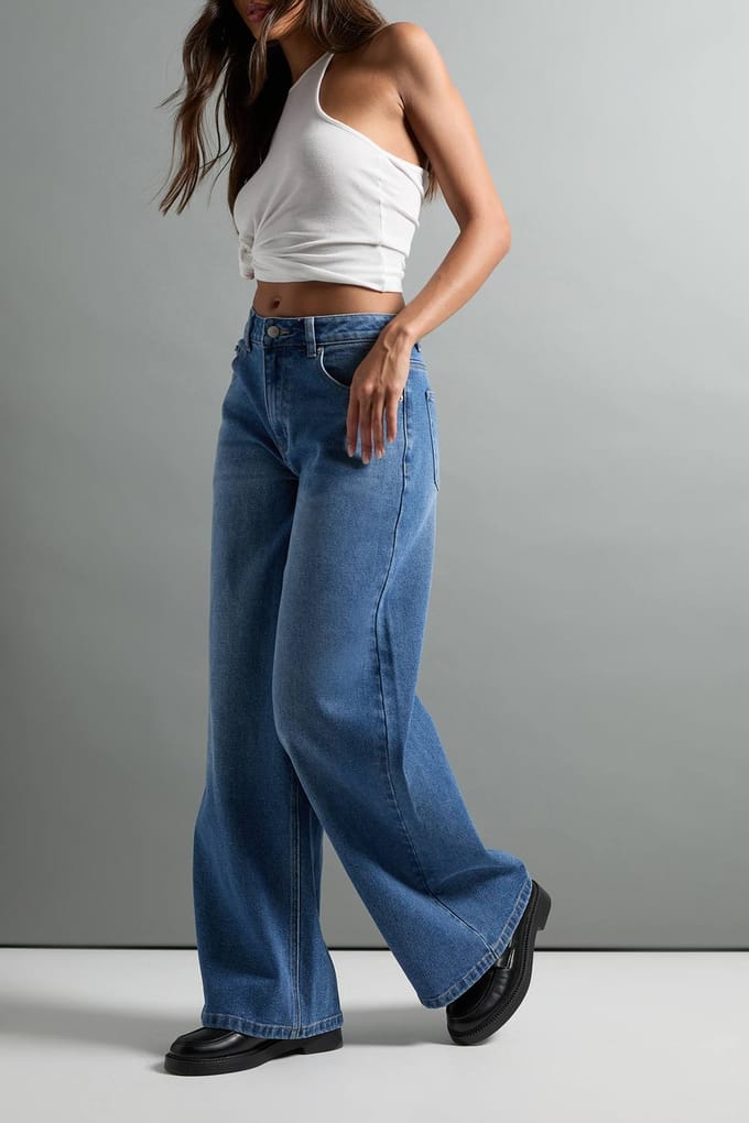 boohoo Dames De jeans met een midden taille en wijde pijpen | Washed Indigo | Maat: 8/32L
