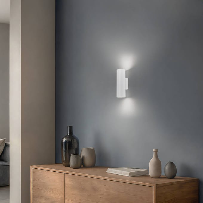 Wandlamp KARBON 20 met 2 lichtbronnen in een geribbelde buis - Sollux Lighting - IP20 - Wit aluminium behuizing - 6.5 x 8.5 x 20 cm - 2 x GU10 LED, exclusief lichtbron - 2 x 10 W - Minimalistische wandlamp voor slaapkamer, woonkamer en gang
