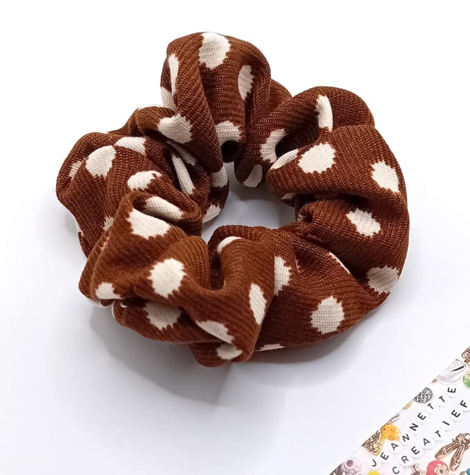 Jeannette-Creatief® - Scrunchie - Scrunchie Brown Beige Dots - Scrunchie Dots - Bruine Schrunchie - Schrunchies