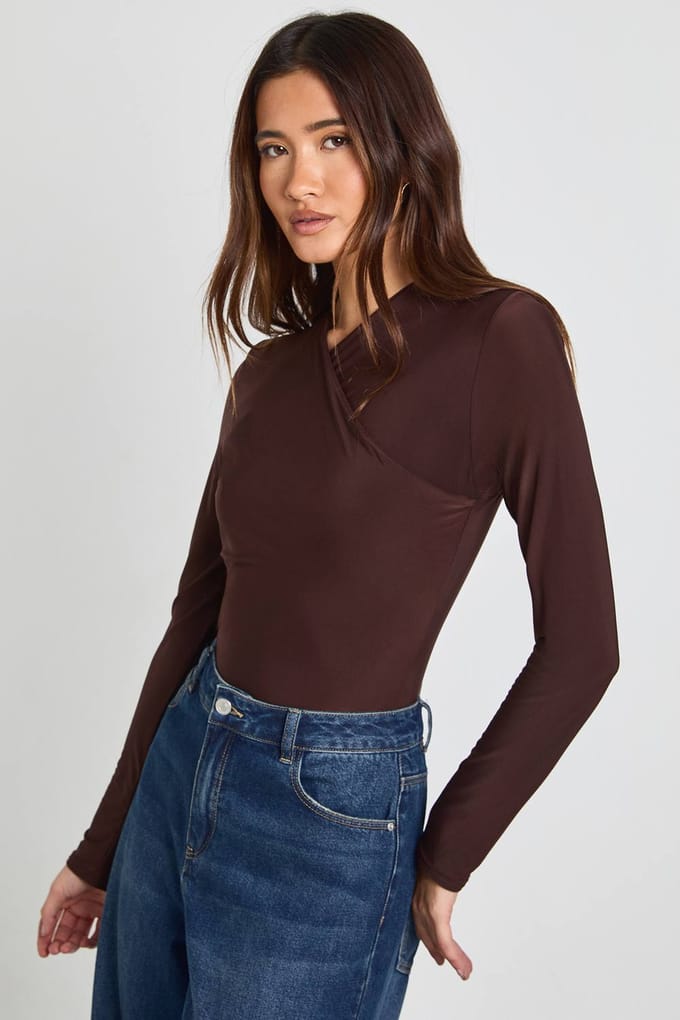 boohoo Dames Wikkel Voorkant Mat Slinky Lange Mouw Bodysuit | Chocolate | Maat: 14