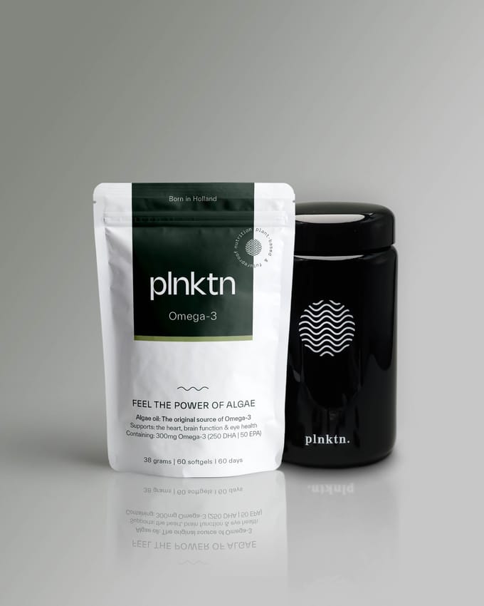 Omega-3 in violet glazen pot