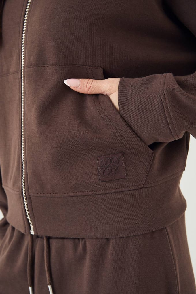 Dames DSGN Studio Interlock Trechter Hals Doorlopende Rits Bomber | Dark Chocolate | Maat: Medium