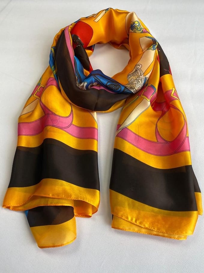 Sjaal met paardenprint 100% zijde van glad materiaal