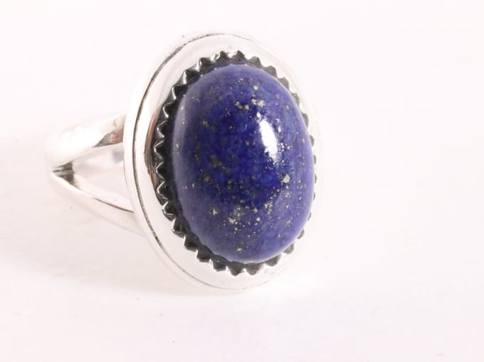 Bewerkte zilveren ring met lapis lazuli - maat 16