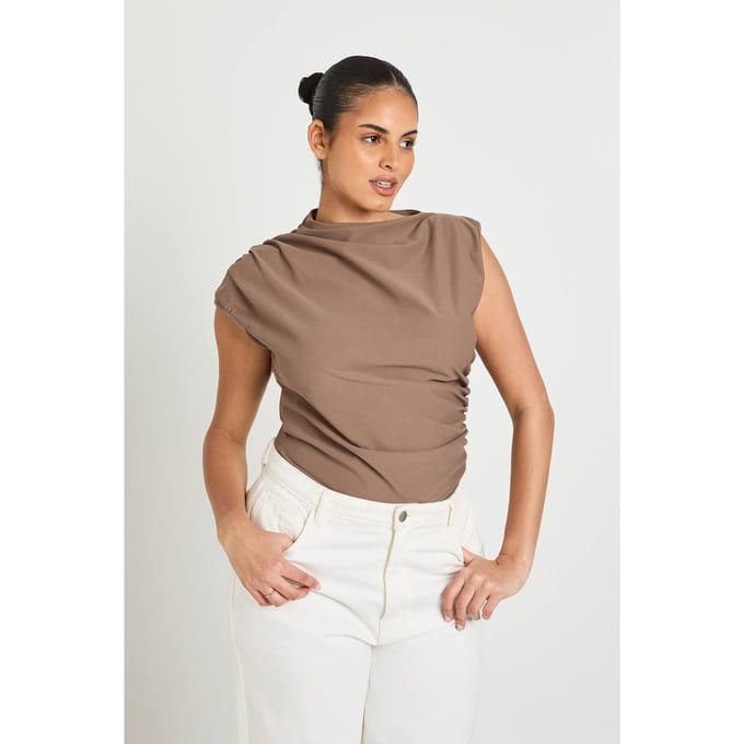 boohoo Dames Plus Gerimpelde Bodysuit Met Aangeknipte Hals | Mushroom | Maat: 28
